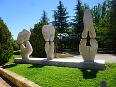 Tres Mujeres (1948), de Ángel Ferrant en el Museo de Escultura al Aire Libre de Leganés