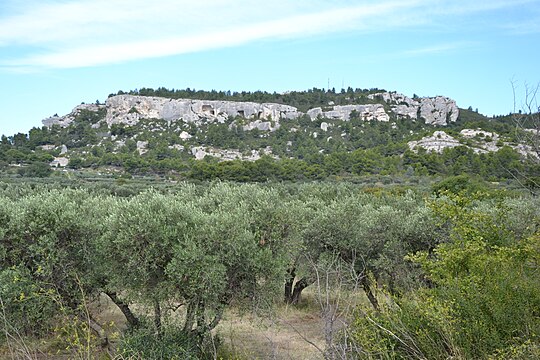 photo with nearby rock hill - Steinbruch mit unterirdischen Kavernen