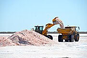 Meersalzverladung am Salzbecken in Walvis Bay