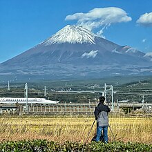 静岡県富士市にて東海道新幹線と富士山を撮影している写真家