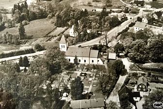 Norra Mellby kyrkby med prästgård och kyrka 1953