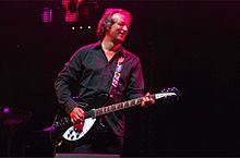 Peter Buck tocando la guitarra