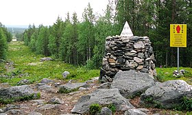 Пограничный камень в месте соединения российско-финляндско-норвежской границы, расположенный на холме Муоткаваара