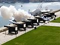 Zeremonieller Salutschuss um 12 Uhr Mittags in der Saluting Battery über dem Grand Harbour von Valletta (Malta)