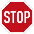 achteckiges Schild mit der Aufschrift "STOP" in Weiß auf rotem Grund