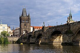 Torre del Puente de Carlos (1357-1402) en Praga, de Petr Parler, una de las mayores y más bellas puertas góticas de Europa.[38]​