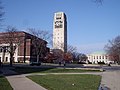 Burton Tower (direita) e Hill Auditorium (esquerda)