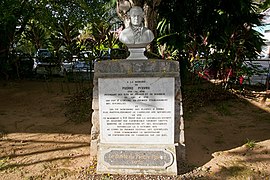 Bust of Pierre Poivre Seychelles.jpg