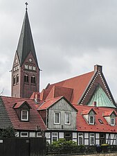 Vakwerkhuis in de wijk Neustadt, met op de achtergrond de in 1909 naar ontwerp van Otto Haesler gebouwde Neustädter Kirche