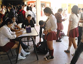Alumnas argentinas de secundaria en uniforme escolar.
