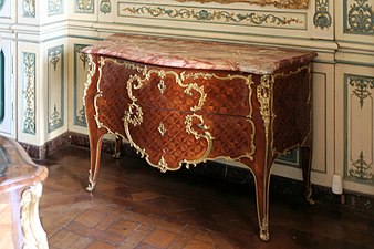 Commode d'Antoine Gaudreau dans les appartements du Dauphin, Versailles (1745).