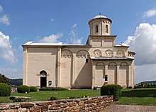 Iglesia de san Aquilo, Arilje, construida con piedra blanca y con una torre abovedada