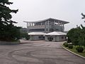 朝鮮民主主義人民共和国側から望む自由の家（1）。2005年7月。