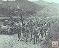 日中戦争（武漢攻略戦）における歩兵連隊の軍旗。軍旗には覆いを被せている