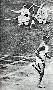 Thumbnail for File:Jesse Owens, vainqueur de sa série au 100 mètres plat (1936).jpg