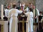 Handpåläggning vid vigning i Evangelisk-lutherska kyrkan i Finland.