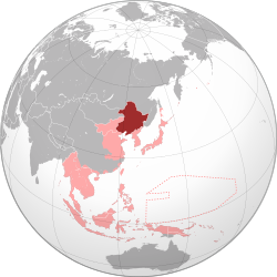 Lokasi Manchuko (merah) dalam lingkup pengaruh Jepang. (merah muda)