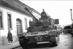Български танк Pz.Kpfw.IV в Унгария, предаден на Първа бронирана дружина след боевете при Драва, март 1945 г., от трофейните складове на Трети украински фронт и все още с отличителните знаци на РККА.