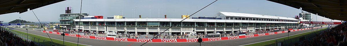 Panorama van de start/finish en de pitboxen van het nieuwe circuit