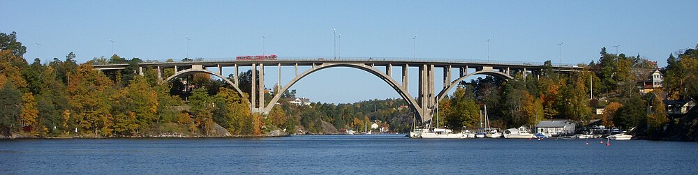 Gamla Skurubrons tre stora spann över Skurusundet, vy från söder hösten 2008.