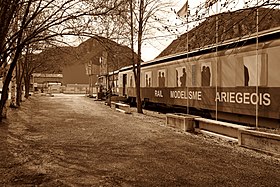 Vagono apud stacidomo Tarascon-sur-Ariège