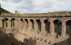 Fensterarkaden des Saalbaus auf der Ulrichsburg