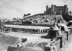 Rodaje de El Cid frente al castillo de Belmonte. Para las escenas situadas en Valencia se utilizó el castillo de Peñíscola al que, por no parecer lo suficientemente "medieval", se dotó de unas almenas que no han sido retiradas.[75]​