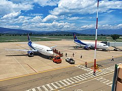 La estatal Boliviana de Aviación, la aerolínea más grande del país. En la imagen, dos aeronaves estacionadas en el Aeropuerto Internacional Jorge Wilstermann.