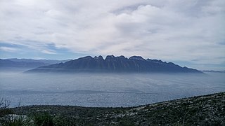 El Cerro de las Mitras desde el Cerro del Topo Chico