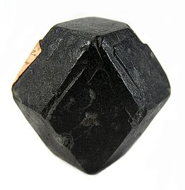 Pseudomorphose de grenat en chlorite. Taille : 3,5 × 3,1 × 2,7 cm. Mine Michigamme, comté de Marquette, États-Unis.