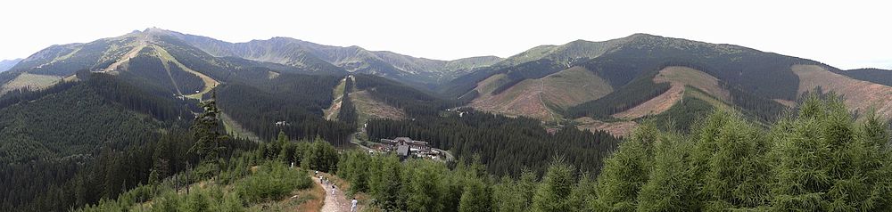 Widok na Demianowską Dolinę z Ostredoka. Widoczne Biela Púť i narciarskie trasy zjazdowe