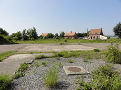 Le puits dans son environnement, surmonté d'un bâtiment jusque 2004.