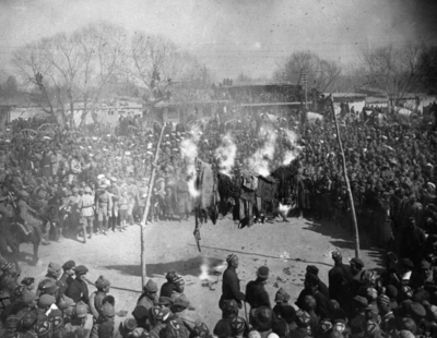 8-март Аялдардын эл аралык күнүндө Анжияндагы паранжаларды өрттөө, 1927-ж