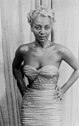 Joyce Bryant in einem Kleid von Zelda Wynn Valdes