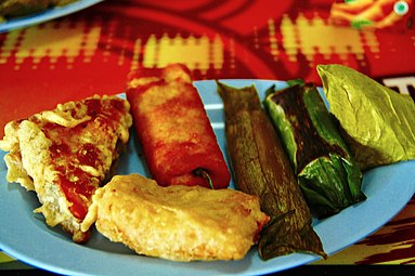 میان‌وعده‌های اندونزیایی، مانند tahu isi , pisang goreng , risoles , timpan , lemper و kue pisang .