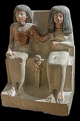 Un couple et son enfant. Nouvel Empire. Règne de Thoutmôsis IV, (XVIIIe dynastie). Calcaire sculpté et peint.