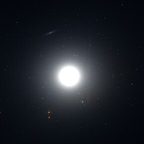 M89 na snímku z Hubbleova vesmírného dalekohledu