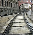 Straßenbahngleise mit Rillenschienen und Spurhaltern in Bau