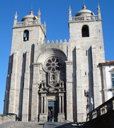 Catedral de Oporto, con su fachada pesada e imponente con contrafuertes gruesos, embellecida luego con un portal barroco