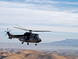 Helicóptero Super Puma sobrevolando Afganistán