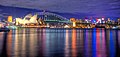 Sydneyko opera, Jørn Utzon arkitektoarena, eta Portuko Zubia (Harbour Bridge).