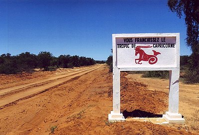 Una señal que marca el Trópico de Capricornio en la Región Atsimo-Andrefana, Madagascar.