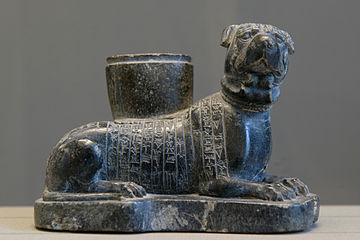 Figurilla votiva de un perro en esteatita, ofrecido por un médico de Lagash a la diosa Nisina, en beneficio de Sumu-ilum, rey de Larsa (c. 1894-1865 a. C.) Procede de Ngirsu.