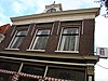 Pand met gepleisterde lijstgevel met pilasters