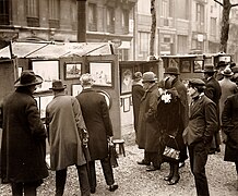 Werk van schilders op de kunstmarkt Place Pigalle in Montmartre te Parijs, Frankrijk 1928, SFA022825971.jpg