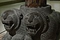 בסיס עמוד עם פסלי אריות