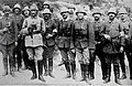 مصطفیٰ کمال اپنے فوجیاں دے نال انفارطلار وچ (1915).