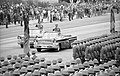 Les généraux Stechbarth (à gauche) et Keßler (à droite) dans leurs limousines de parade GAZ Tchaïka lors du défilé militaire du 39e anniversaire de la RDA en 1988.