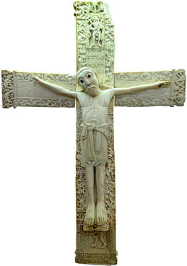 Crucifix de don Fernando et doña Sancha (vers 1063), musée archéologique national de Madrid. Le Christ y porte un perizonium adhérent avec une large attache et couvrant les jambes jusqu'aux genoux.