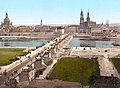 Podoba Dresdna v 1890-ih, pred obsežnim uničenjem v drugi svetovni vojni. Znamenitosti so Dresdenska Frauenkirche, Avgustov most in Hofkirche